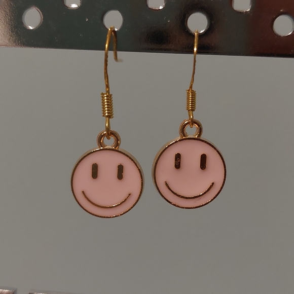 Brand new handmade light pink smiley face hook earrings - Picture 1 of 1